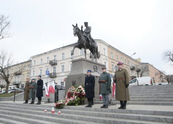 Złożenie kwiatów pod pomnikiem marszałka Józefa Piłsudskiego  / Marzena Mąkosa / Radio Kielce