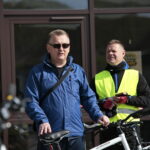 Chęciny. IV Rajd Rowerowy. Na zdjęciu: Robert Jaworski, burmistrz miasta i gminy Chęciny (z lewej) / Marzena Mąkosa / Radio Kielce