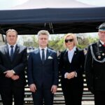 Obice. Obchody Dnia Strażaka oraz 90-lecie Ochotniczej Straży Pożarnej. Na zdjęciu: Mirosław Gębski - starosta Kielecki, senator Krzysztof Słoń i Renata Janik - wicemarszałek województwa / Marzena Mąkosa / Radio Kielce