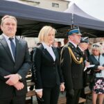 Obice. Obchody Dnia Strażaka oraz 90-lecie Ochotniczej Straży Pożarnej. Na zdjęciu (od lewej): Mirosław Gębski - starosta kielecki, Renata Janik - wicemarszałek województwa / Marzena Mąkosa / Radio Kielce