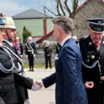 Obice. Obchody Dnia Strażaka oraz 90-lecie Ochotniczej Straży Pożarnej. Gratulacje składa senator Krzysztof Słoń / Marzena Mąkosa / Radio Kielce