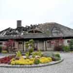 Chrusty. Spalony dach budynku "Lipowy Dwór" w Kompleksie Świętokrzyska Polana / Marzena Mąkosa / Radio Kielce