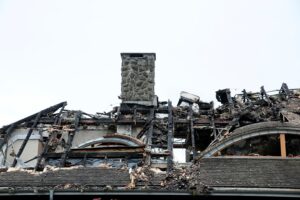 Chrusty. Spalony dach budynku "Lipowy Dwór" w Kompleksie Świętokrzyska Polana / Marzena Mąkosa / Radio Kielce