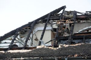 Chrusty. Spalony dach budynku "Lipowy Dwór" w Kompleksie Świętokrzyska Polana / Marzena Mąkosa / Radio Kielce