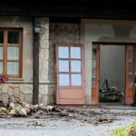 Chrusty. Spalony dach budynku "Lipowy Dwór" w Kompleksie Świętokrzyska Polana / Marzena Mąkosa / Radio Kielce