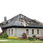 Chrusty. Spalony dach budynku "Lipowy Dwór" w Kompleksie Świętokrzyska Polana / Marzena Mąkosa / Radio Kielce