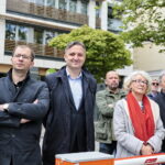 Odsłonięcie Ławeczki Andrzeja Koziei. Na zdjęciu (od lewej): Michał Braun i Jacek Kowalczyk / Marzena Mąkosa / Radio Kielce