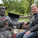 Odsłonięcie Ławeczki Andrzeja Koziei. Po prawej: Sławomir Micek - artysta, rzeźbiarz / Marzena Mąkosa / Radio Kielce