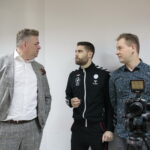 Hala Legionów. Losowanie półfinałów Ligi Mistrzów. Na zdjęciu (od lewej): Bertus Servaas - prezes PGE Vive Kielce i Blaz Janc - skrzydłowy PGE Vive / Marzena Mąkosa / Radio Kielce