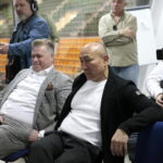 Hala Legionów. Losowanie półfinałów Ligi Mistrzów. Na zdjęciu (od lewej): Uros Zorman - asystent trenera, Bertus Servaas - prezes PGE Vive Kielce i Talant Dujshebaev - trener / Marzena Mąkosa / Radio Kielce