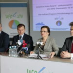 Konferencja prasowa w Wojewódzkim Funduszu Ochrony Środowiska i Gospodarki Wodnej w Kielcach. Podsumowanie wsparcia w 2018 r. oraz plany finansowania na 2019 r. Ochotniczych Straży Pożarnych. Omówienie stanu realizacji Programu Priorytetowego Czyste Powietrze oraz podpisanie umowy nr 1000 z Beneficjentem. Na zdjęciu (od lewej): Grzegorz Socha - zastępca prezesa zarządu Wojewódzkiego Funduszu Ochrony Środowiska i Gospodarki Wodnej w Kielcach, Ryszard Gliwiński - prezes zarządu Wojewódzkiego Funduszu Ochrony Środowiska i Gospodarki Wodnej w Kielcach, Agata Wojtyszek - wojewoda świętokrzyski i Krzysztof Słoń - senator RP / Marzena Mąkosa / Radio Kielce