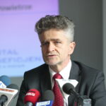 Konferencja prasowa w Wojewódzkim Funduszu Ochrony Środowiska i Gospodarki Wodnej w Kielcach. Podsumowanie wsparcia w 2018 r. oraz plany finansowania na 2019 r. Ochotniczych Straży Pożarnych. Omówienie stanu realizacji Programu Priorytetowego Czyste Powietrze oraz podpisanie umowy nr 1000 z Beneficjentem. Na zdjęciu Krzysztof Słoń - senator RP / Marzena Mąkosa / Radio Kielce