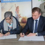 Konferencja prasowa w Wojewódzkim Funduszu Ochrony Środowiska i Gospodarki Wodnej w Kielcach. Podsumowanie wsparcia w 2018 r. oraz plany finansowania na 2019 r. Ochotniczych Straży Pożarnych. Omówienie stanu realizacji Programu Priorytetowego Czyste Powietrze oraz podpisanie umowy nr 1000 z Beneficjentem. Po prawej Ryszard Gliwiński - prezes zarządu Wojewódzkiego Funduszu Ochrony Środowiska i Gospodarki Wodnej w Kielcach  / Marzena Mąkosa / Radio Kielce