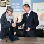 Konferencja prasowa w Wojewódzkim Funduszu Ochrony Środowiska i Gospodarki Wodnej w Kielcach. Podsumowanie wsparcia w 2018 r. oraz plany finansowania na 2019 r. Ochotniczych Straży Pożarnych. Omówienie stanu realizacji Programu Priorytetowego Czyste Powietrze oraz podpisanie umowy nr 1000 z Beneficjentem. Po prawej Ryszard Gliwiński - prezes zarządu Wojewódzkiego Funduszu Ochrony Środowiska i Gospodarki Wodnej w Kielcach  / Marzena Mąkosa / Radio Kielce