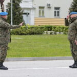 Wręczenie broni elewom w Centrum Przygotowań do Misji Zagranicznych w Kielcach. Po prawej: płk Paweł Chabielski - komendant Centrum Przygotowań do Misji Zagranicznych w Kielcach / Marzena Mąkosa / Radio Kielce