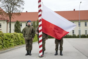Wręczenie broni elewom w Centrum Przygotowań do Misji Zagranicznych w Kielcach / Marzena Mąkosa / Radio Kielce