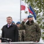 Wręczenie broni elewom w Centrum Przygotowań do Misji Zagranicznych w Kielcach. Na zdjęciu (od lewej): Jarosław Rusiecki - senator RP i płk Paweł Chabielski - komendant Centrum Przygotowań do Misji Zagranicznych w Kielcach  / Marzena Mąkosa / Radio Kielce