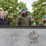 Wręczenie broni elewom w Centrum Przygotowań do Misji Zagranicznych w Kielcach. Na zdjęciu (od lewej): Jarosław Rusiecki - senator RP i płk Paweł Chabielski - komendant Centrum Przygotowań do Misji Zagranicznych w Kielcach  / Marzena Mąkosa / Radio Kielce