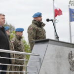 Wręczenie broni elewom w Centrum Przygotowań do Misji Zagranicznych w Kielcach. Na zdjęciu (od lewej): Jarosław Rusiecki - senator RP i płk Paweł Chabielski - komendant Centrum Przygotowań do Misji Zagranicznych w Kielcach  / Marzena Mąkosa / Radio Kielce