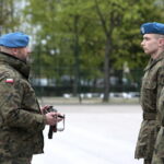 Wręczenie broni elewom w Centrum Przygotowań do Misji Zagranicznych w Kielcach. Po lewej: płk Paweł Chabielski - komendant Centrum Przygotowań do Misji Zagranicznych w Kielcach / Marzena Mąkosa / Radio Kielce