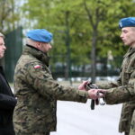 Wręczenie broni elewom w Centrum Przygotowań do Misji Zagranicznych w Kielcach. Po lewej: płk Paweł Chabielski - komendant Centrum Przygotowań do Misji Zagranicznych w Kielcach i Jarosław Rusiecki - senator RP / Marzena Mąkosa / Radio Kielce