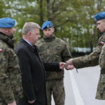 Wręczenie broni elewom w Centrum Przygotowań do Misji Zagranicznych w Kielcach. Po lewej: płk Paweł Chabielski - komendant Centrum Przygotowań do Misji Zagranicznych w Kielcach i Jarosław Rusiecki - senator RP / Marzena Mąkosa / Radio Kielce