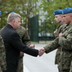 Wręczenie broni elewom w Centrum Przygotowań do Misji Zagranicznych w Kielcach. Po lewej: płk Paweł Chabielski - komendant Centrum Przygotowań do Misji Zagranicznych w Kielcach i Jarosław Rusiecki - senator RP / Marzena Mąkosa / Radio Kielce