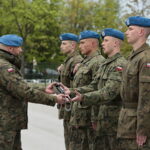 Wręczenie broni elewom w Centrum Przygotowań do Misji Zagranicznych w Kielcach. Broń wręcza płk Paweł Chabielski - komendant Centrum Przygotowań do Misji Zagranicznych w Kielcach / Marzena Mąkosa / Radio Kielce