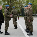 Wręczenie broni elewom w Centrum Przygotowań do Misji Zagranicznych w Kielcach. Na zdjęciu po lewej: Jarosław Rusiecki - senator RP i płk Paweł Chabielski - komendant Centrum Przygotowań do Misji Zagranicznych w Kielcach / Marzena Mąkosa / Radio Kielce