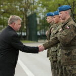 Wręczenie broni elewom w Centrum Przygotowań do Misji Zagranicznych w Kielcach. Po lewej Jarosław Rusiecki - senator RP  / Marzena Mąkosa / Radio Kielce