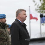 Wręczenie broni elewom w Centrum Przygotowań do Misji Zagranicznych w Kielcach. Na zdjęciu Jarosław Rusiecki - senator RP i płk Paweł Chabielski - komendant Centrum Przygotowań do Misji Zagranicznych w Kielcach / Marzena Mąkosa / Radio Kielce