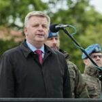 Wręczenie broni elewom w Centrum Przygotowań do Misji Zagranicznych w Kielcach. Na zdjęciu Jarosław Rusiecki - senator RP / Marzena Mąkosa / Radio Kielce