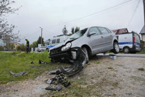 Wypadek w Wilkowie. Auto wjechało w przystanek / Marzena Mąkosa / Radio Kielce