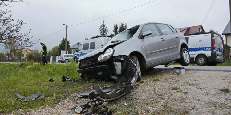 Wypadek w Wilkowie. Auto wjechało w przystanek / Marzena Mąkosa / Radio Kielce