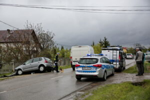 Wypadek w Wilkowie. Auto wjechało w przystanek / Marzena Mąkosa / Radio Kielce