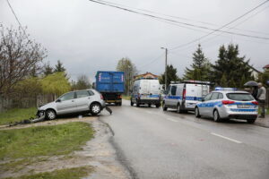 Wypadek w Wilkowie. Auto wjechało w przystanek / Marzena Mąkosa / Radio Kielce