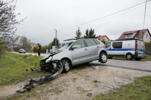 Wypadek w Wilkowie. Auto wjechało w przystanek / Marzena Mąkosa / Radio Kielce