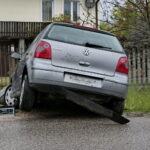 Wypadek w Wilkowie. Auto wjechało w przystanek / Marzena Mąkosa / Radio Kielce