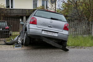 Wypadek w Wilkowie. Auto wjechało w przystanek / Marzena Mąkosa / Radio Kielce