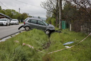 Wypadek w Wilkowie. Auto wjechało w przystanek / Marzena Mąkosa / Radio Kielce