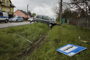 Wypadek w Wilkowie. Auto wjechało w przystanek / Marzena Mąkosa / Radio Kielce