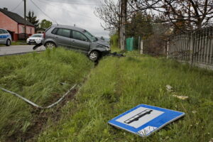 Wypadek w Wilkowie. Auto wjechało w przystanek / Marzena Mąkosa / Radio Kielce