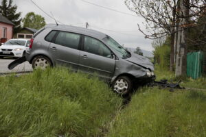 Wypadek w Wilkowie. Auto wjechało w przystanek / Marzena Mąkosa / Radio Kielce