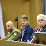 Spotkanie, zorganizowane przez UJK z okazji 20-lecia przystąpienia naszego kraju do NATO. Pułkownik Paweł Chabielski - komendant Centrum Przygotowań do Misji Zagranicznych, prof. Jacek Semaniak - rektor UJK, Romuald Szeremietiew, były wiceminister obrony narodowej / Radio Kielce