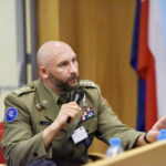 Spotkanie, zorganizowane przez UJK z okazji 20-lecia przystąpienia naszego kraju do NATO. Pułkownik Paweł Chabielski - komendant Centrum Przygotowań do Misji Zagranicznych / Radio Kielce