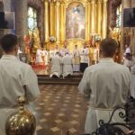 Święcenia diakonatu. Moment święceń, biskup udziela sakramentu przez nałożenie rąk / Marlena Płaska / Radio Kielce