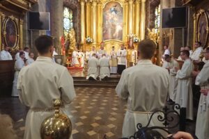 Święcenia diakonatu. Moment święceń, biskup udziela sakramentu przez nałożenie rąk / Marlena Płaska / Radio Kielce
