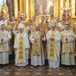 Święcenia diakonatu. Nowi diakoni z biskupami kieleckimi i rektorem WSD / Marlena Płaska / Radio Kielce