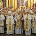 Święcenia diakonatu. Nowi diakoni z biskupami kieleckimi i rektorem WSD / Marlena Płaska / Radio Kielce