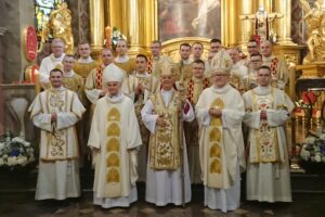 Święcenia diakonatu. Nowi diakoni z biskupami kieleckimi i rektorem WSD / Marlena Płaska / Radio Kielce
